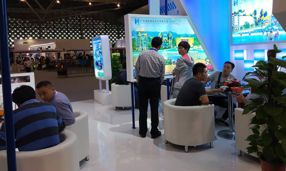 客户与营销人员在交谈 客户与营销人员在交谈